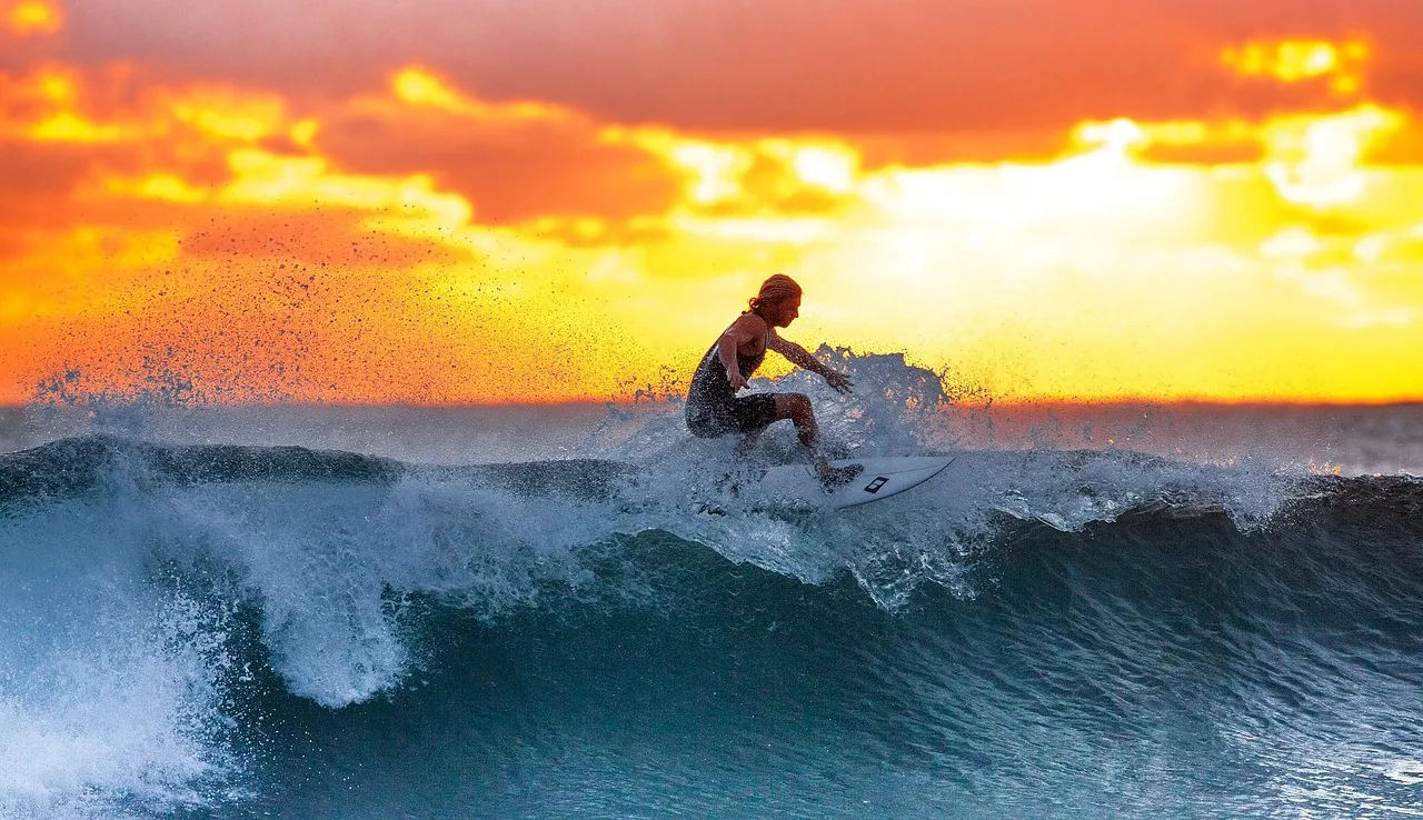 Vague droite déroulant au coucher du soleil — configuration typique du point break d'Anchor Point quand la houle nord-ouest est bien orientée