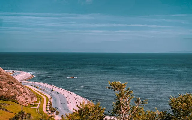 La route côtière P8 entre Agadir et Taghazout — l'axe unique qui relie tous les villages surf de la région Souss-Massa