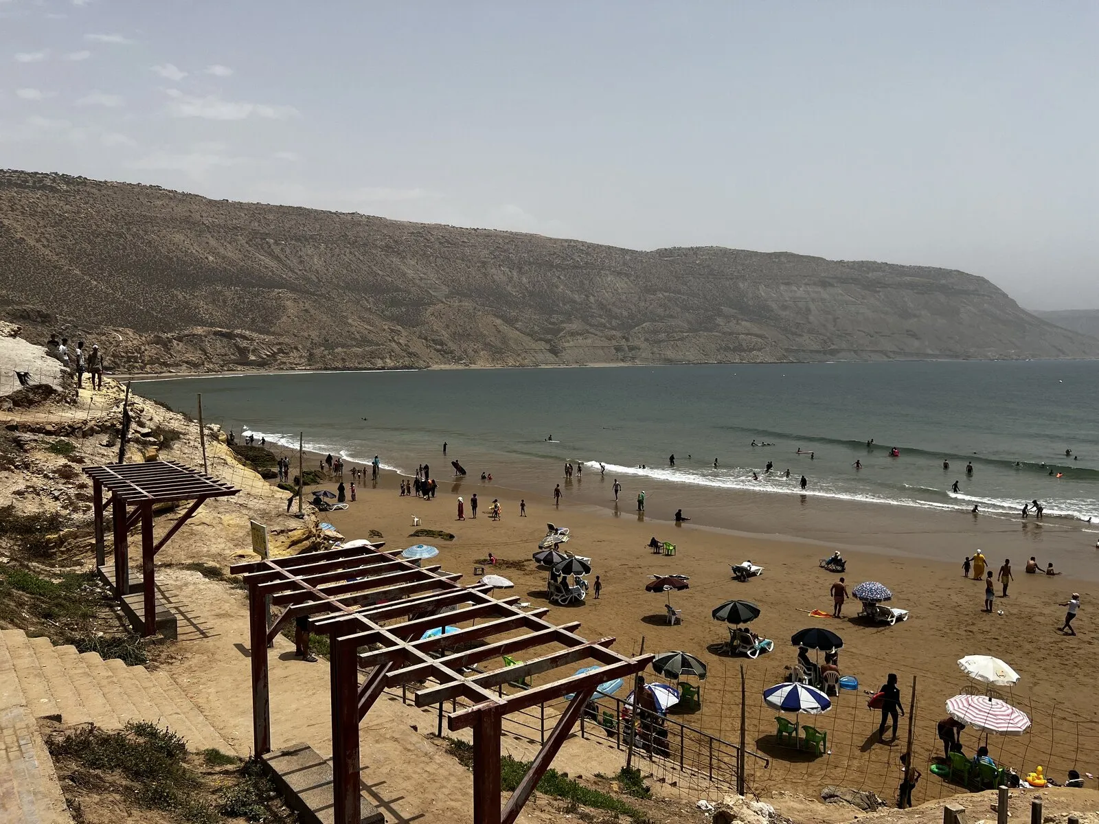 La plage sud d'Imsouane — beach break sableux orienté plein ouest, terrain d'apprentissage du village