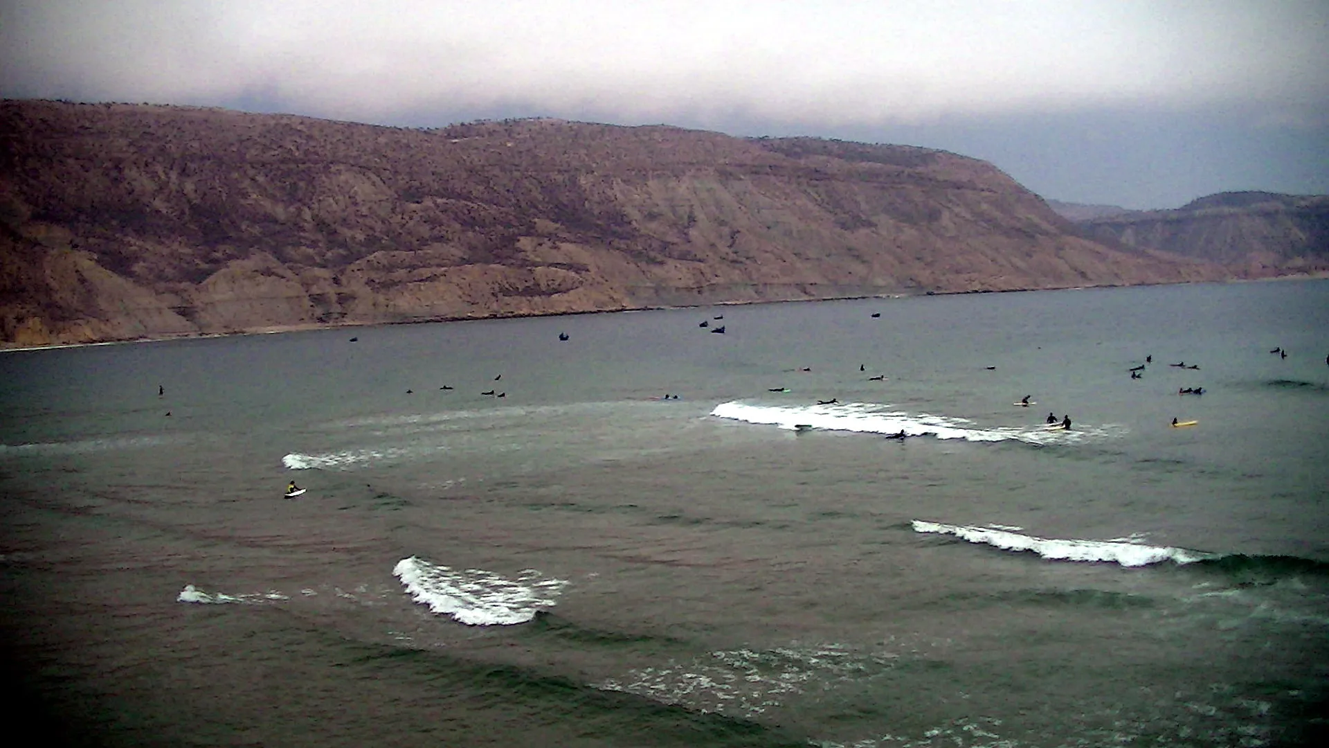 Lineup de surfeurs au large d'un spot marocain — densité typique d'un samedi de novembre sur Anchor Point