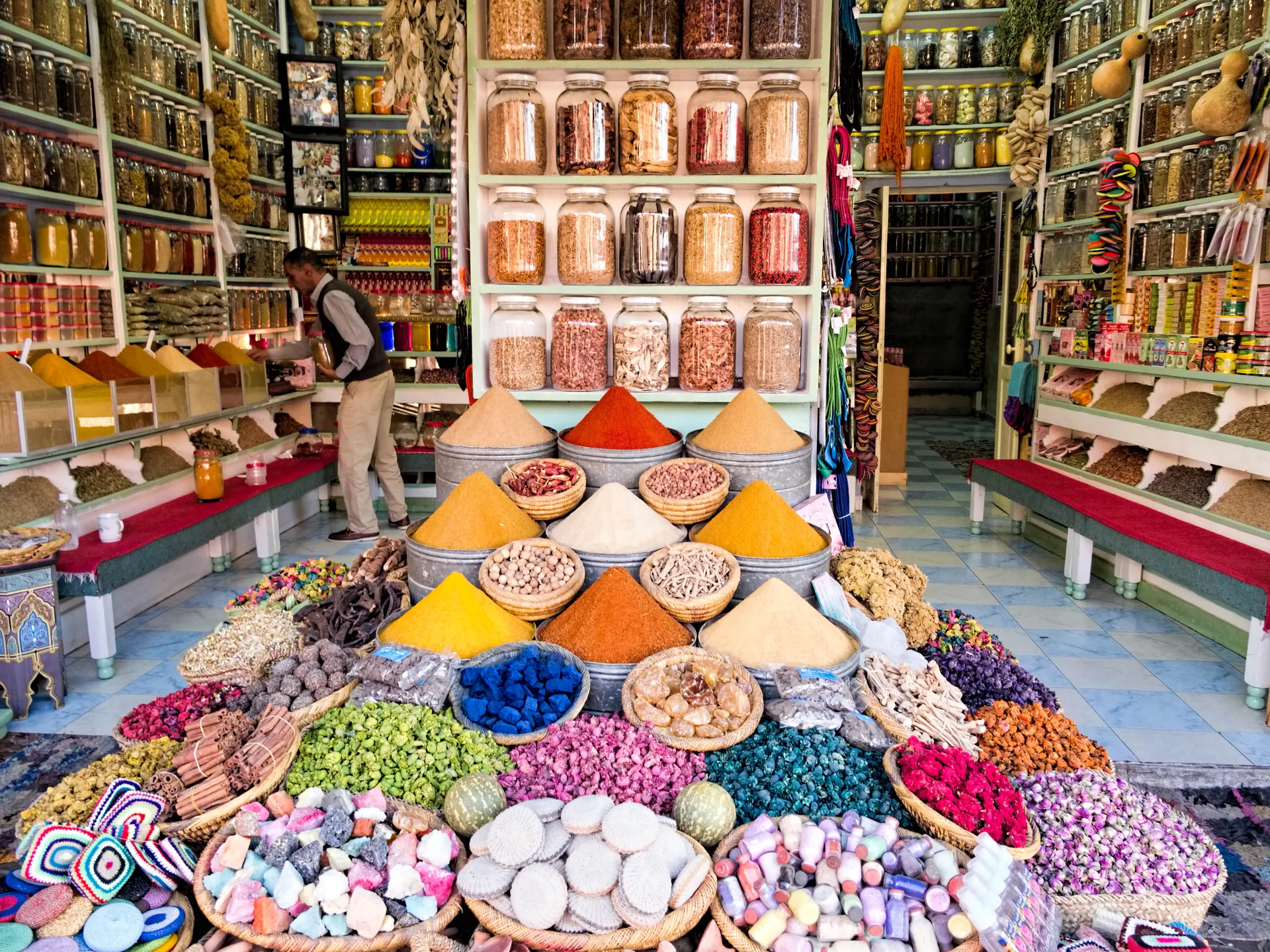 Étal d'épices dans un souk marocain — pyramides colorées de cumin, paprika, curcuma, scène d'excursion classique depuis le Fairmont