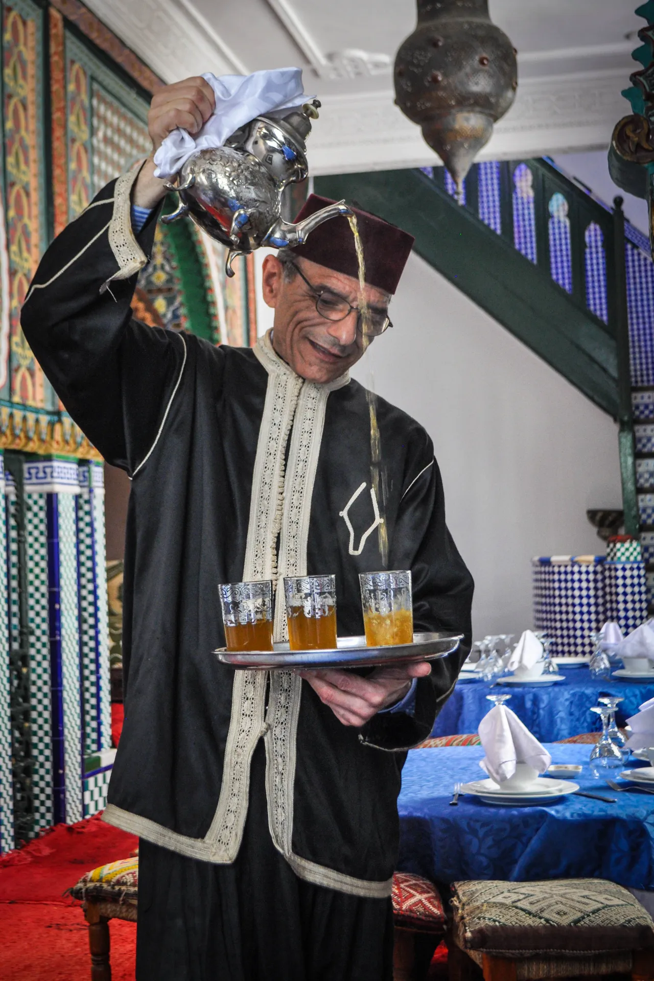 Service traditionnel du thé à la menthe marocain dans un verre teinté — rituel reproduit dans les restaurants gastronomiques du Fairmont
