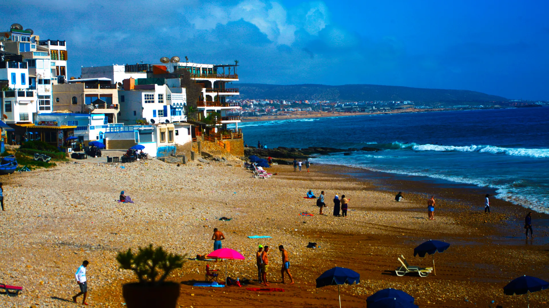 La corniche de Taghazout vue depuis hauteur — la zone Taghazout Bay où se trouve le Hyatt Place est à 5 km au sud du village historique