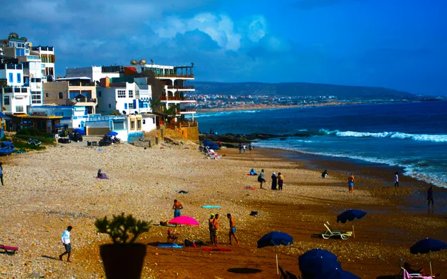 La corniche de Taghazout vue depuis hauteur — la zone Taghazout Bay où se trouve le Hyatt Place est à 5 km au sud du village historique