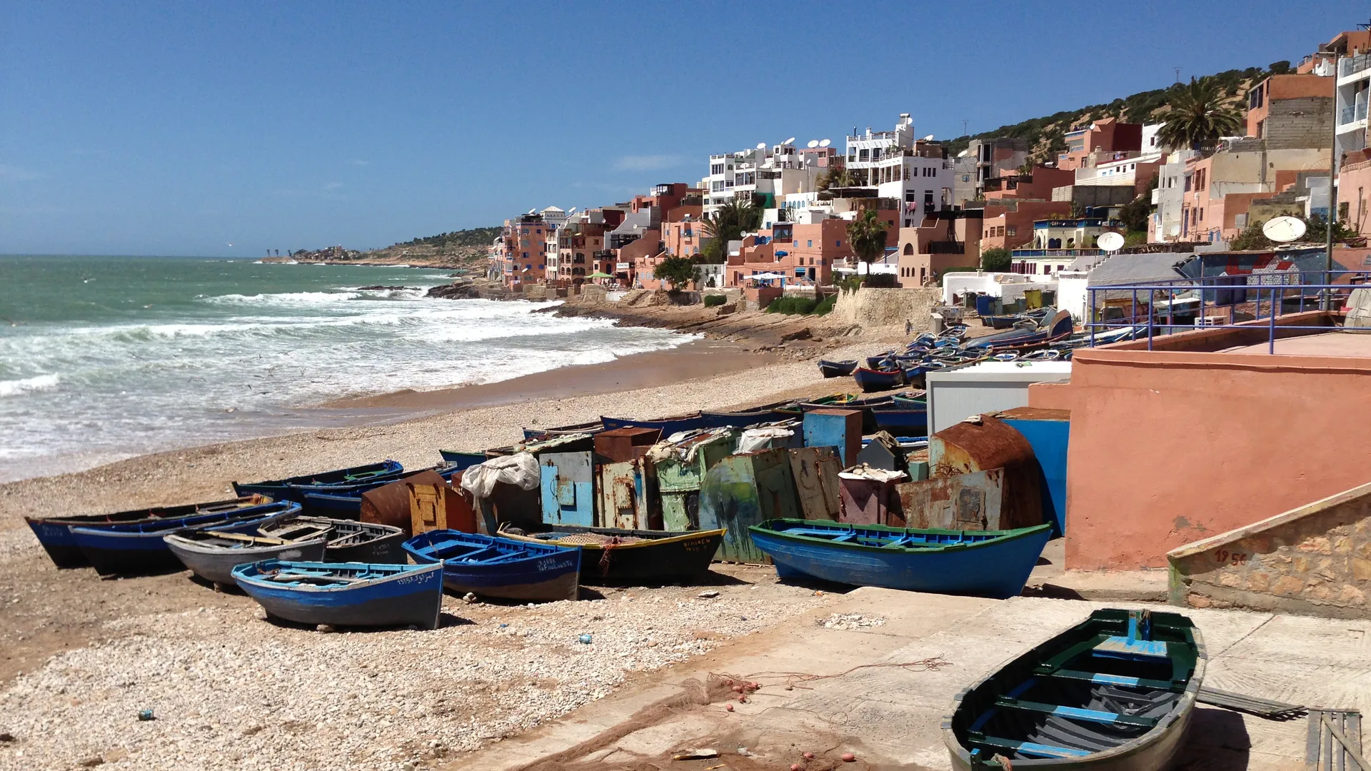 Barques de pêche bleues à Taghazout — le village historique reste un port en activité, à 5 km au nord de la zone Taghazout Bay où se trouve le Hyatt Regency