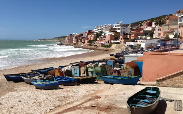 Barques de pêche bleues à Taghazout — le village historique reste un port en activité, à 5 km au nord de la zone Taghazout Bay où se trouve le Hyatt Regency