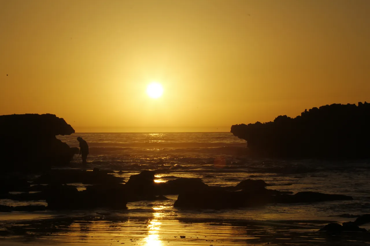 Coucher de soleil sur la côte de Taghazout — golden hour, moment idéal pour une session spa après le surf