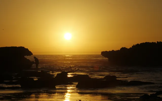 Coucher de soleil sur la côte de Taghazout — la zone Taghazout Bay où se trouve le Riu Palace Tikida est à 5 km au sud du village historique