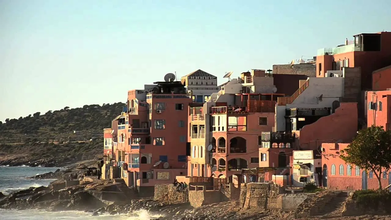 Le village de Taghazout depuis la corniche — Anchor Point se trouve à 1,5 km au nord du village historique