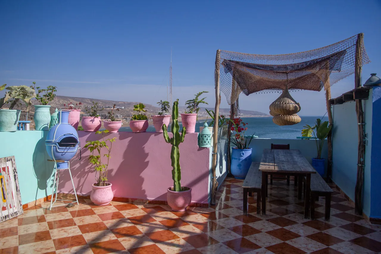 Terrasse colorée d'un surf-house à Taghazout — l'ambiance des alternatives surf-camp les plus chic du quartier