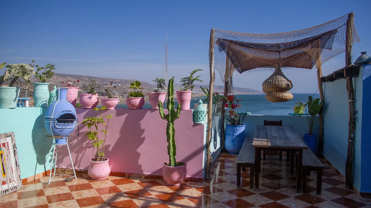 Terrasse de café en bord d'océan — le format café-bowl-yoga qui caractérise les adresses de Tamraght
