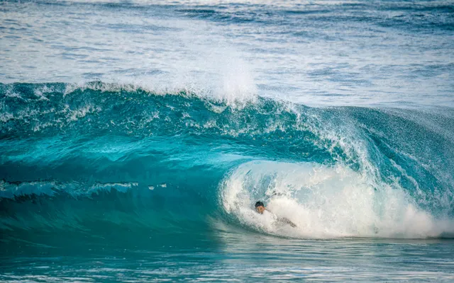 Vague atlantique d'hiver bien formée — configuration de référence d'une bonne session entre novembre et février sur la côte marocaine