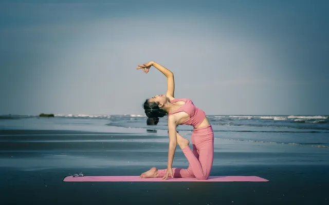 Tapis de yoga avec vue océan — l'orientation bien-être qui caractérise l'expérience du Hilton Taghazout Bay Beach Resort & Spa