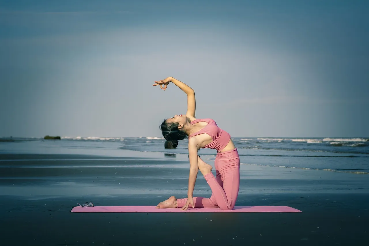 Tapis de yoga avec vue océan — l'orientation bien-être qui caractérise l'expérience du Hilton Taghazout Bay Beach Resort & Spa